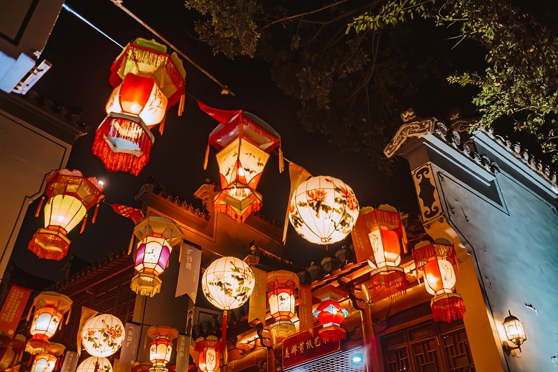 千庫(kù)網(wǎng)_夜晚燈飾燈籠逛燈會(huì)猜燈謎攝影圖配圖_攝影圖編號(hào)151599