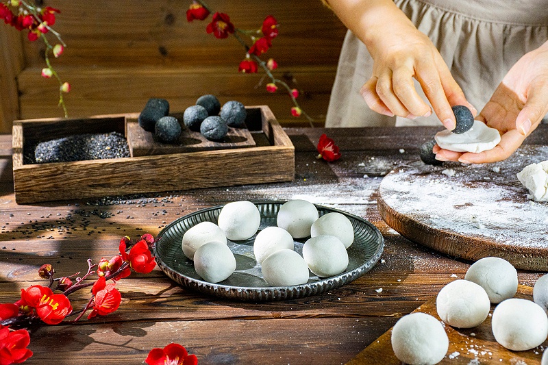 千庫(kù)網(wǎng)_芝麻湯圓中午芝麻湯圓室內(nèi)制作攝影圖配圖_攝影圖編號(hào)264909